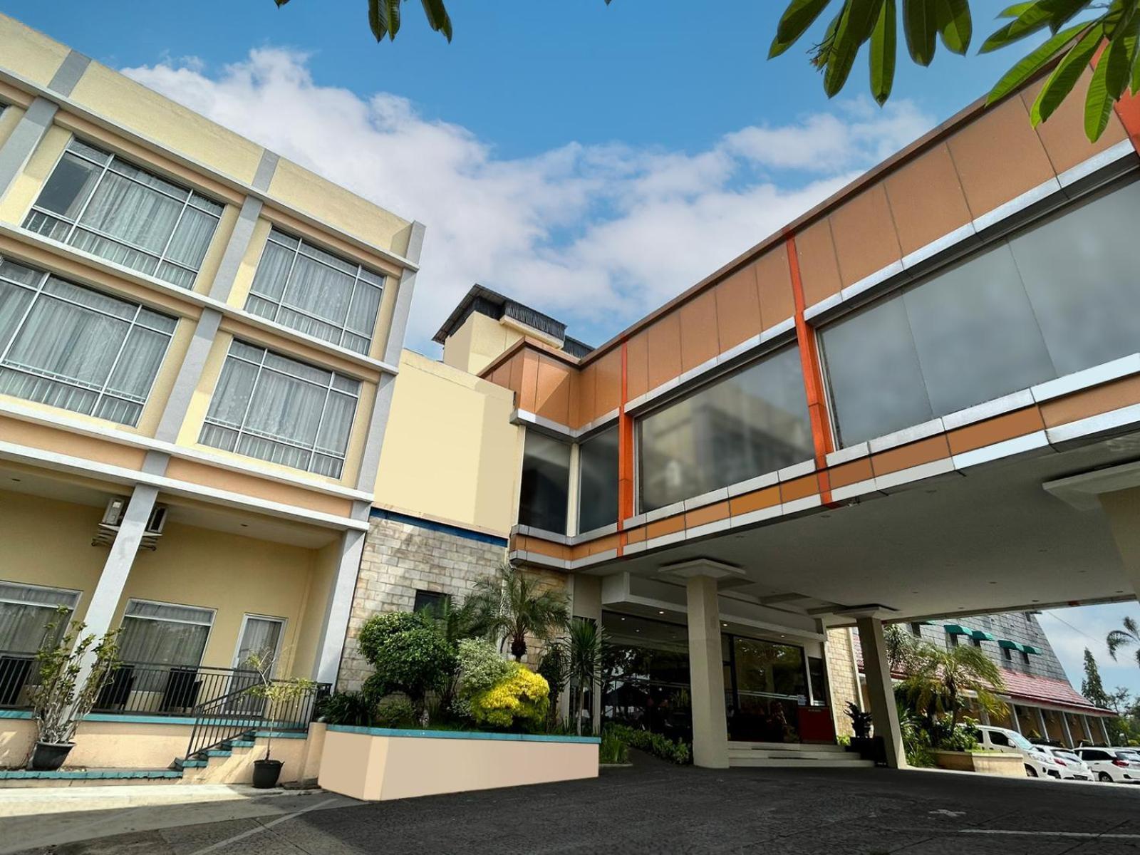 Parkside Mandarin Hotel Pekalongan Exterior foto